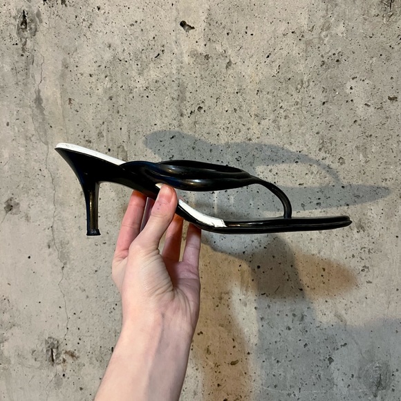 kitten heel thong sandals - Picture 2 of 3